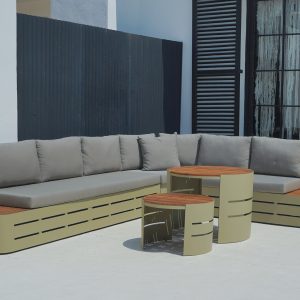 مبلمان ال روما با طراحی مدرن و کاربردی، انتخابی ایده‌آل برای فضاهای باز بزرگ و لوکس است. ترکیب فلز و چوب طبیعی در کنار کوسن‌های راحت، جلوه‌ای خاص به محیط می‌بخشد. علاوه بر ساید های چوبی دوطرف، دو عسلی گرد چوبی همراه این ست، کاربری آن را افزایش داده و هماهنگی بی‌نظیری با ساختار اصلی دارد.