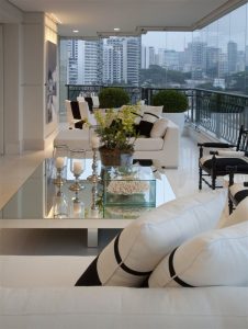 چطور برای بالکن کوچک، مبلمان فضای باز مناسب انتخاب کنیم؟ راهنمای کامل انتخاب ستهای کمجا، ماژولار و کاربردی برای افزایش فضای مفید و زیبایی بالکن.