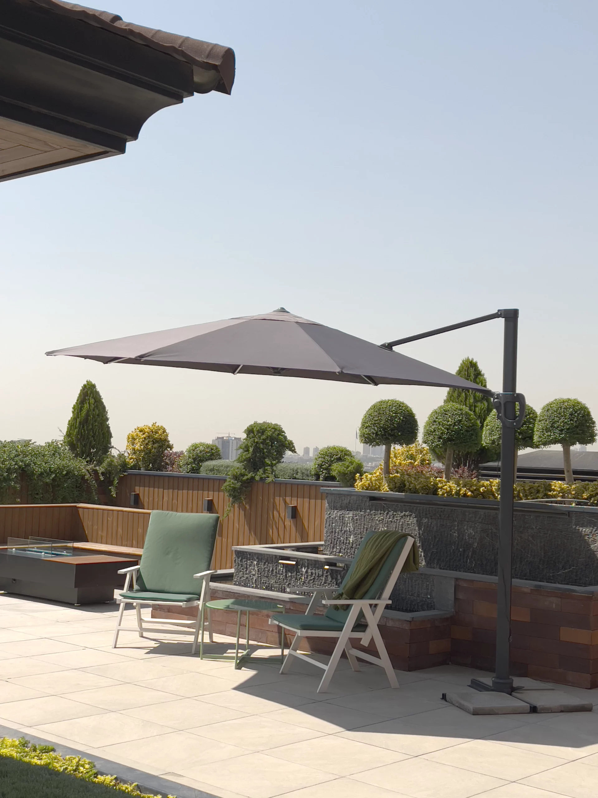 دکوراسیون بالکن با مبلمان فضای باز، میز و صندلی، گیاهان و نورپردازی