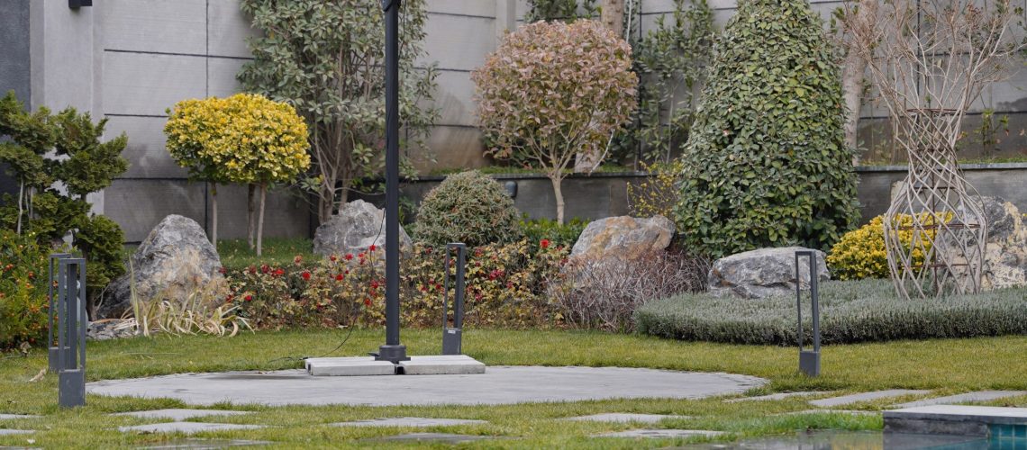 چتر و سایبان یکی از وسایل ضروری برای کسانی است که میخواهند از فضای باز خود استفاده کنند.