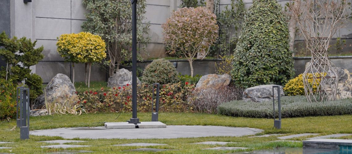 چتر و سایبان یکی از وسایل ضروری برای کسانی است که میخواهند از فضای باز خود استفاده کنند.