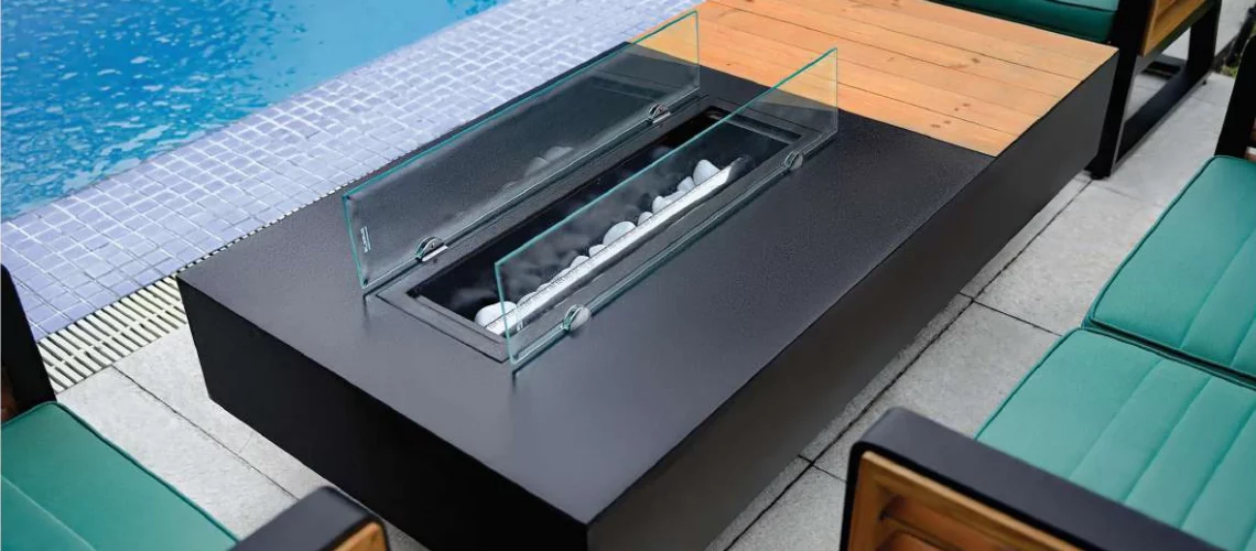 میز شومینه یکی از گزینه‌های جذاب برای دکوراسیون داخلی است که زیبایی فضای خانه اضافه می‌کند و گرما و حس راحتی را نیز به محیط می‌بخشد.